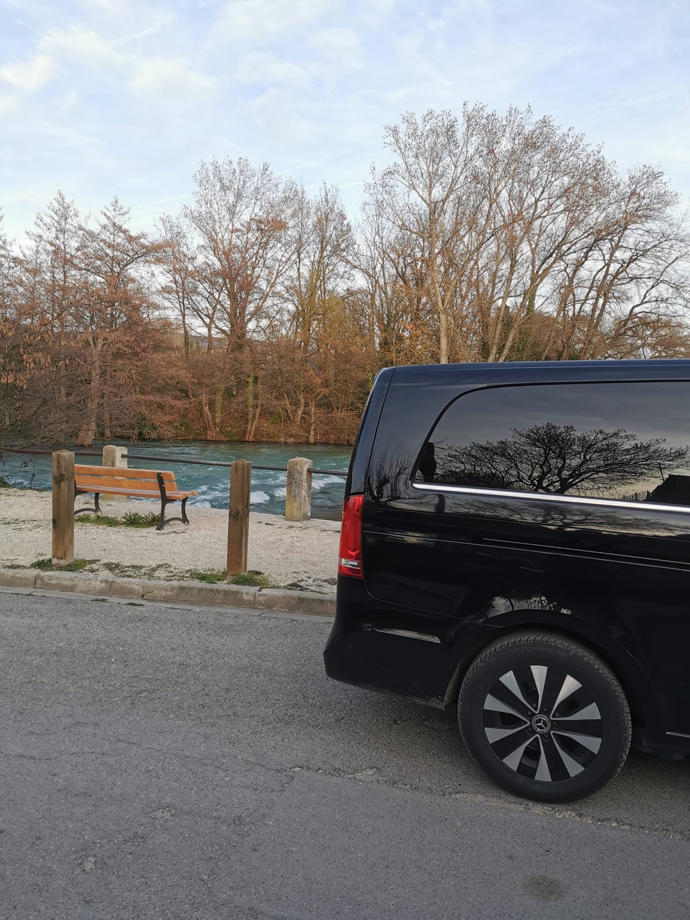 Van Mercedes au bord de la Sorgue