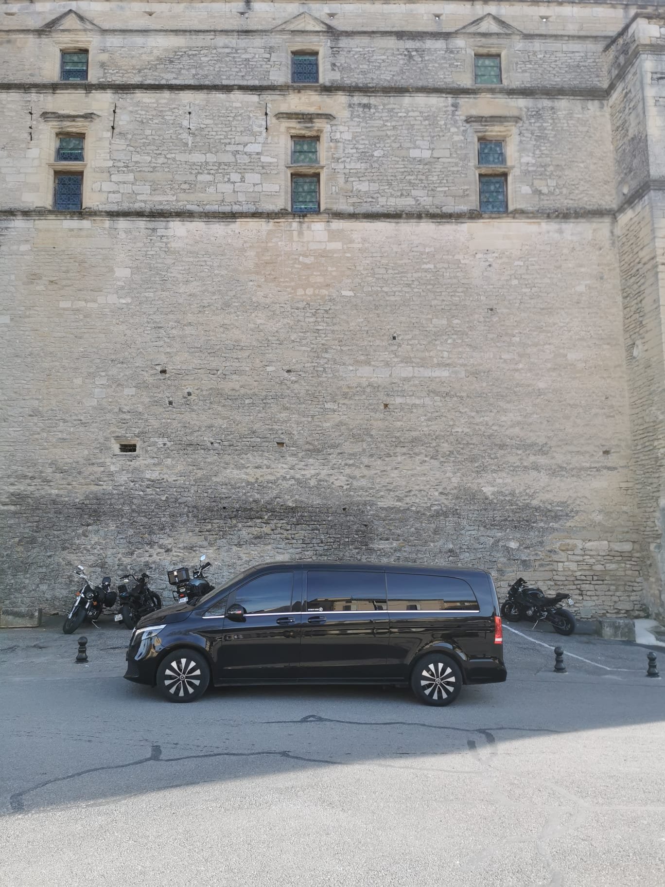 Van Mercedes château d'Avignon